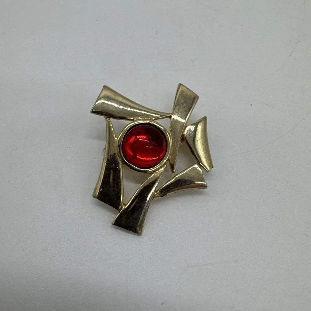 Vintage‎ Asian Red Glass Brooch Gold Plated Rare Pin Jewelry